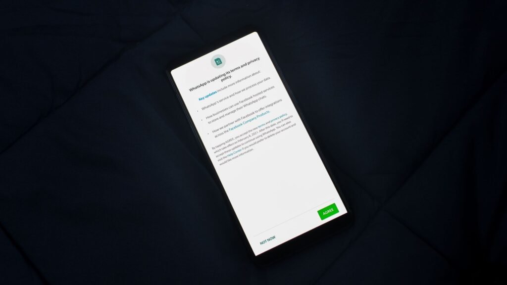 Revisa por permiso, no por aplicación: así ves de golpe quién tiene acceso al micrófono o a la ubicación.